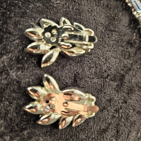 Vintage ice blue‎ rhinestone with matching earrings - Picture 6 of 7